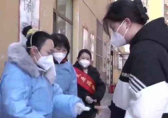 我省多地免费为居民发放退热药品