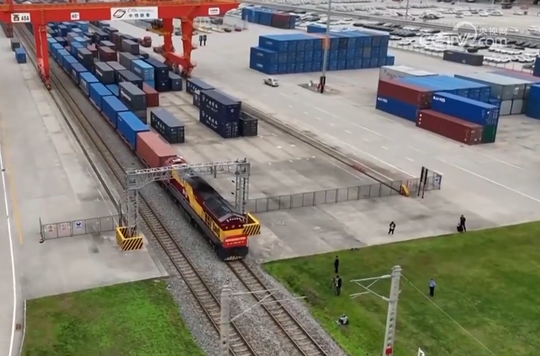 【学习贯彻四中全会精神·一线见闻】“钢铁驼队”驰新程