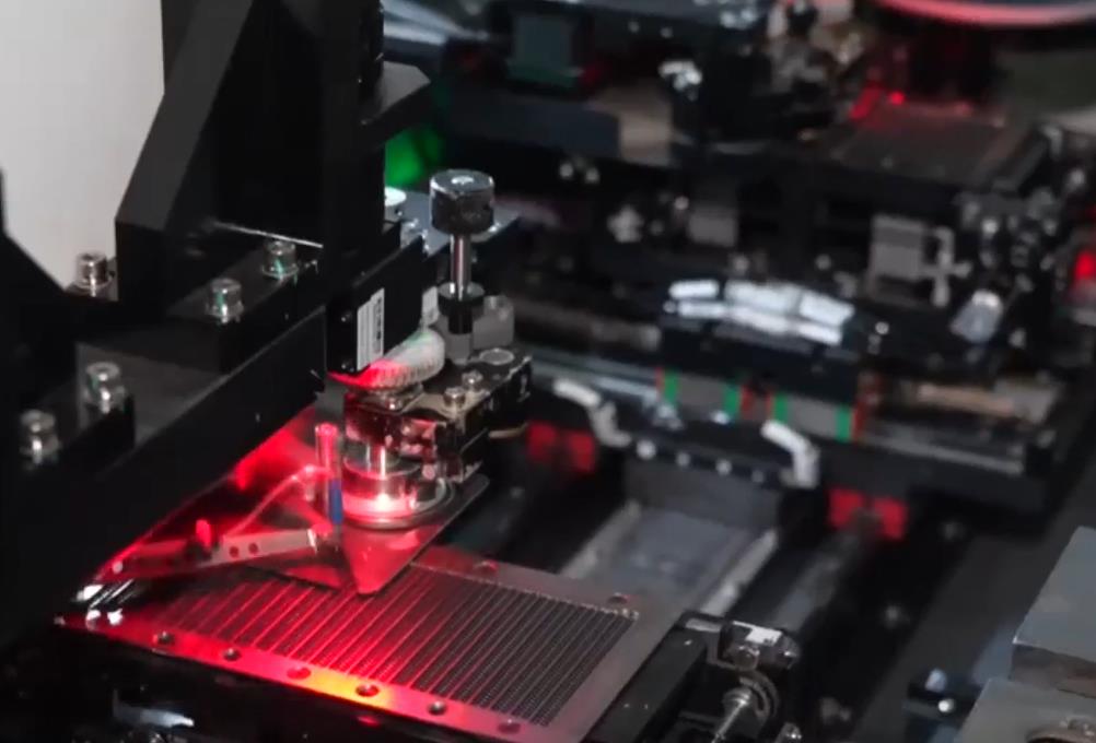 【贯彻全会精神一线见闻·转型发展话亮点】小灯珠勇闯“视”界大市场（上）