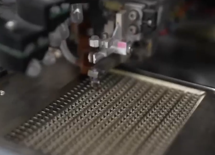 【贯彻全会精神一线见闻·转型发展话亮点】小灯珠勇闯“视”界大市场（下）