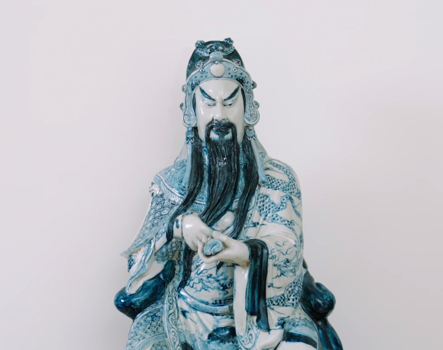 青花关公像现身加拿大拍卖会，“战神”书架大公开! 