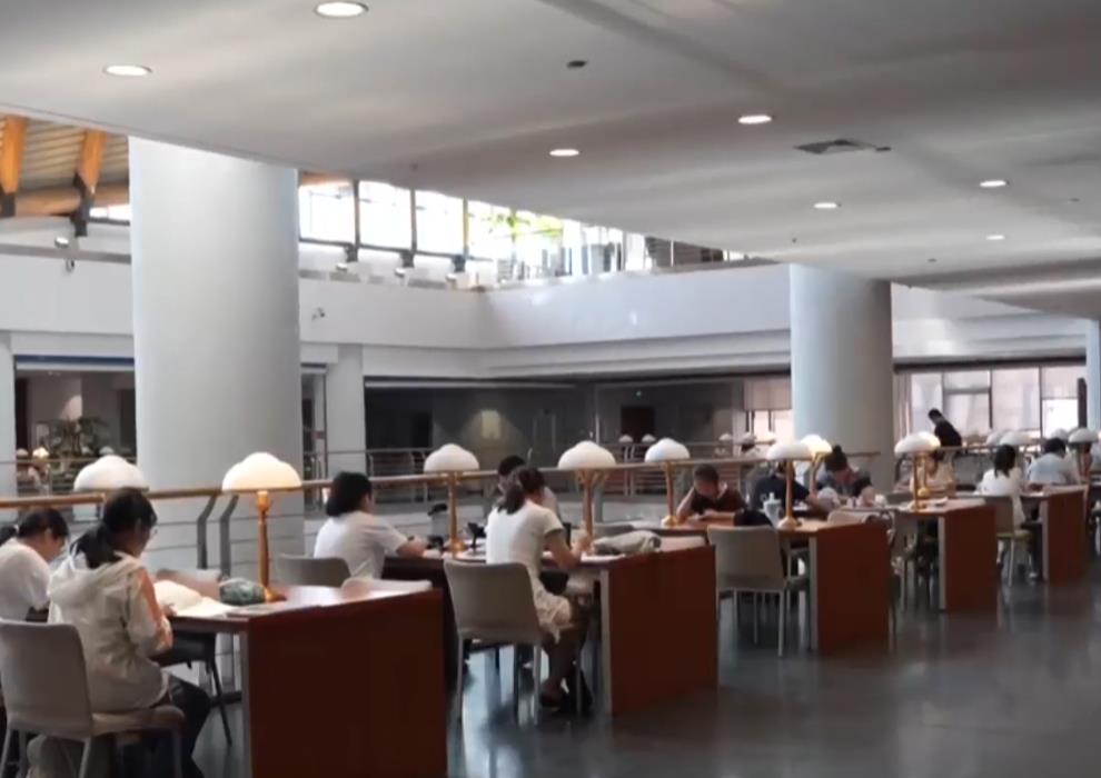 【建设“书香山西”】避暑+“充电” 图书馆成暑期“刚需”