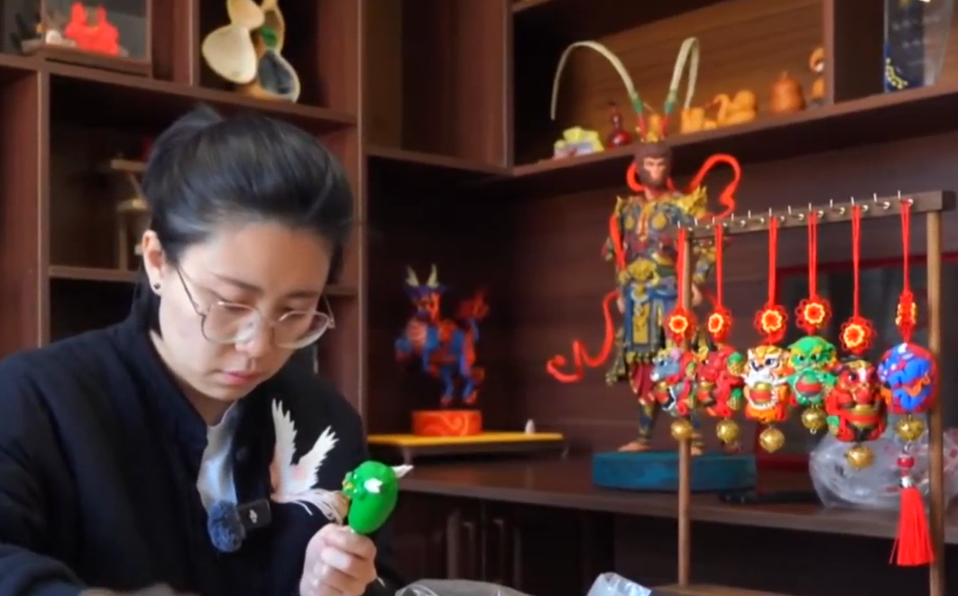 【文化中国行】非遗技艺塑骏马 方寸之间贺新春