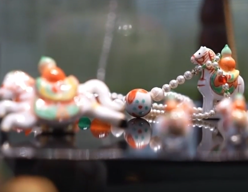 【文化中国行】非遗红绿彩“马上”迎春 千年技艺焕发时代活力