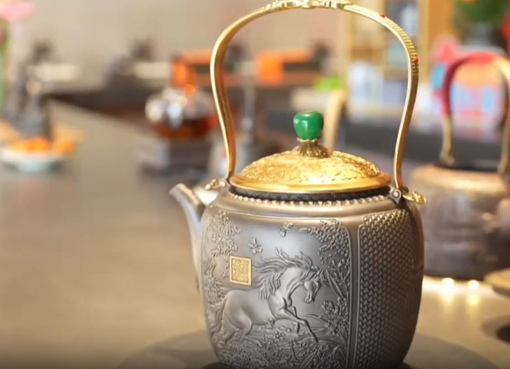 【文化中国行】匠心塑铁壶 骏马迎新春