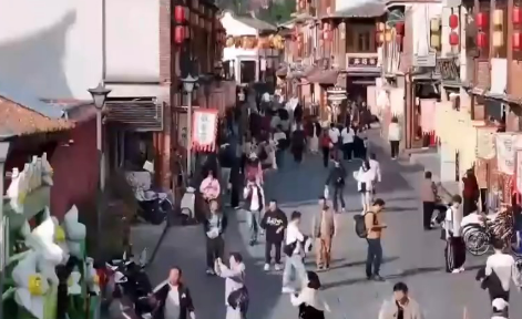 “十五五”开好局 起好步丨看木偶戏、逛文创市集 传统古城消费场景上新