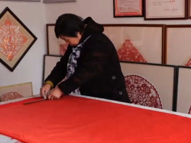 【文化中国行】赵兰香：巧手剪汉服 非遗焕生机