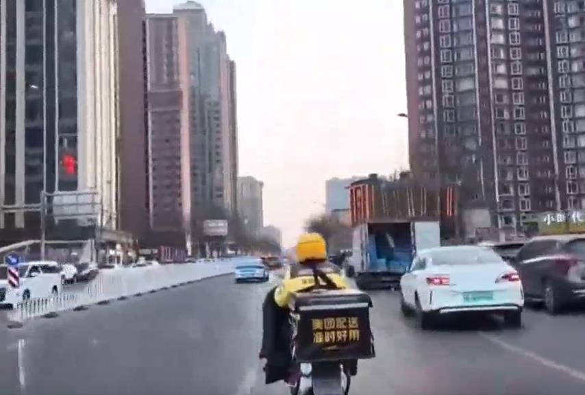 跑腿小哥化身“反诈骑士” 反诈知识随包裹到货