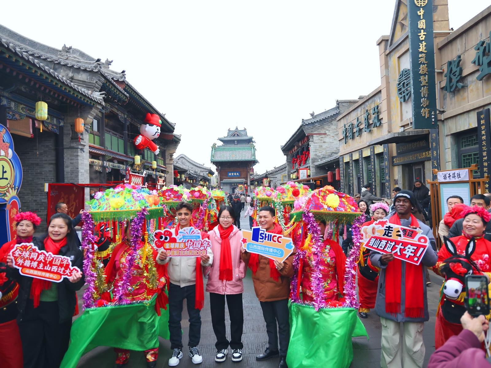 外籍博主感受山西年味儿！太原古县城上演最炫民俗风