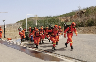 厉兵秣马 守护青山绿地