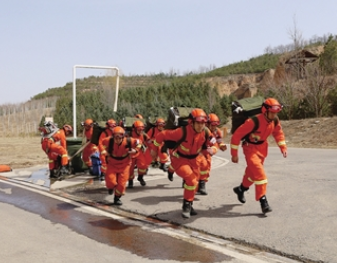 厉兵秣马 守护青山绿地