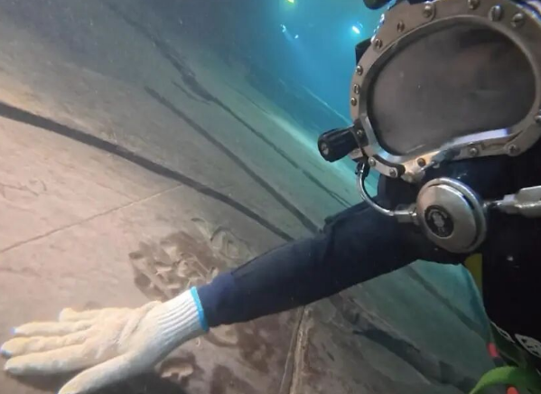 他们为什么潜入长江底，给一块“石头”做保洁？