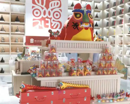 2026新春走基层 | 非遗产品有了智能新生命 马年文创添年味