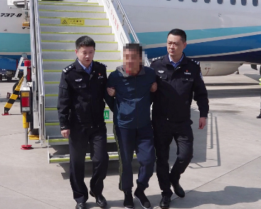 涉嫌骗取贷款超6.6亿元 一名犯罪嫌疑人被押解回国