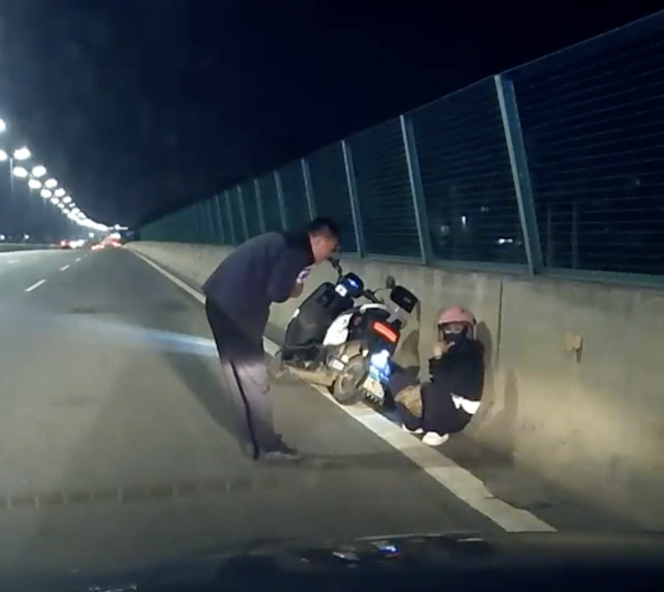 图为行车记录仪画面,民警苏江涛了解女子情况。广东省公安厅供图