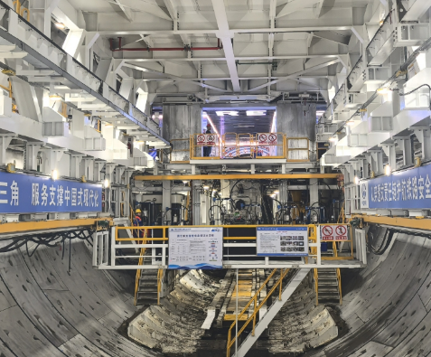世界最大直径高铁盾构机“领航号”成功“上岸”
