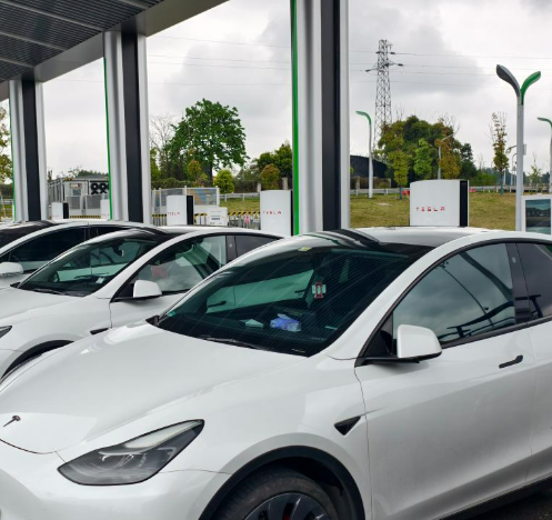 特斯拉国内规模最大高速服务区超级充电站项目上线