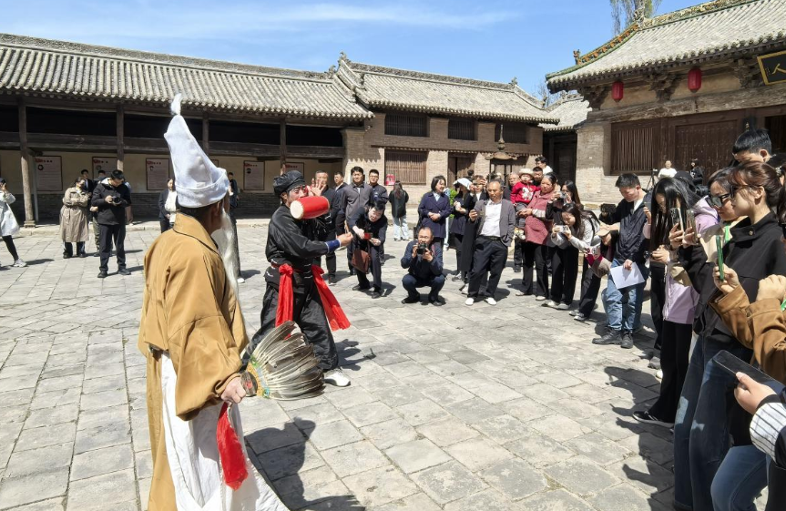 何以中国·屋檐上的文脉｜戏台之上，谁在唱？谁在守？