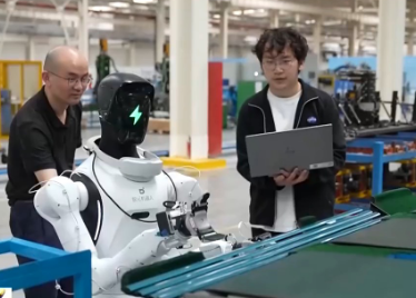 视频丨手把手教机器人“干活”是什么体验？AI时代他们教机器人出师