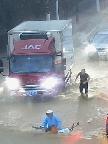 鄂EF2C30，你冲到雨中的样子真帅