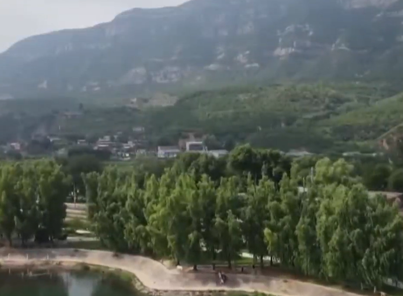 衔山抱水送清凉 游人乐享“老龙头”