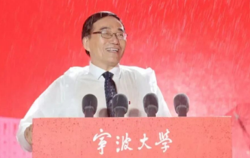 开学典礼突降暴雨，校长只讲了三句却冲上热搜