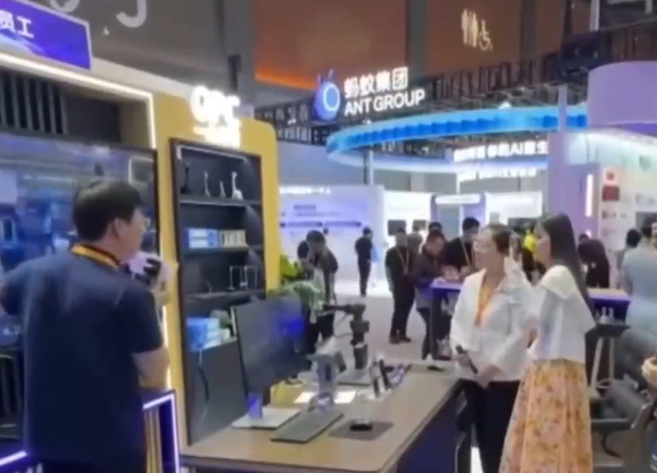 看点：服贸会上国产人形机器人展现“硬核实力”